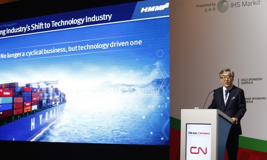 유창근 현대상선 사장이 지난 10일 중국 심천에서 개최한 환태평양 해양 아시아 콘퍼런스에서 기조연설을 하고 있다.<현대상선 제공>